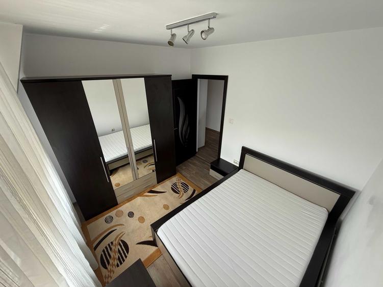 Apartament cu 3 camere decomandat în Girocului