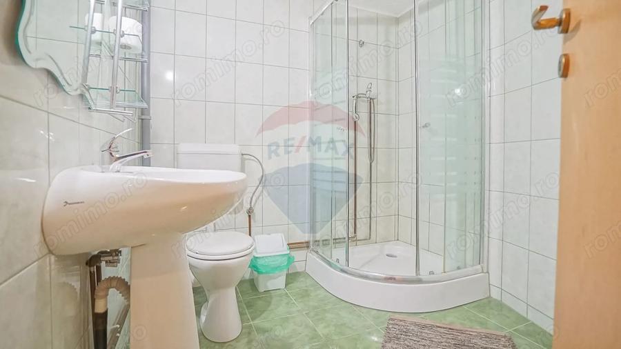 Casă cu 11 camere cu Teren 712 Mp în Fundata