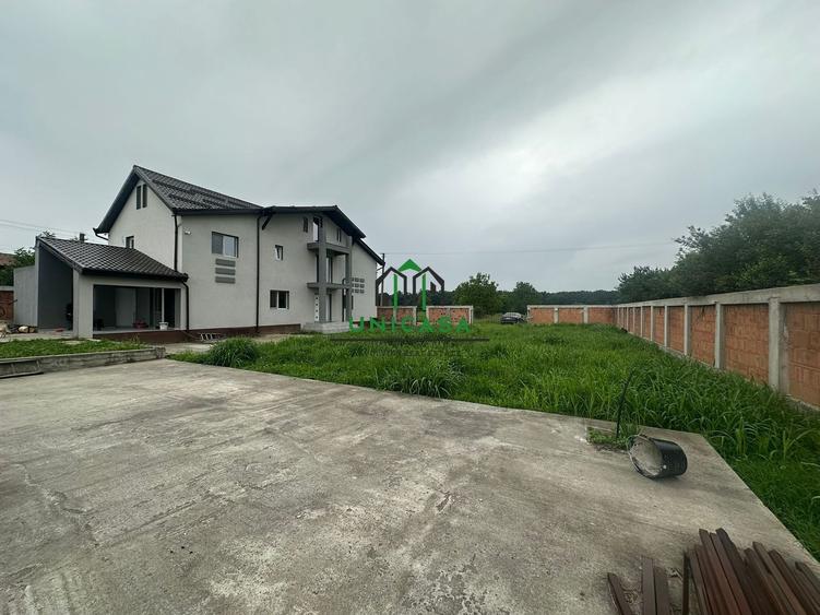 Casă individuală cu 8 camere cu Canalizare în Periferie