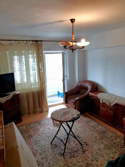 Apartament cu 3 camere decomandat în Sărari