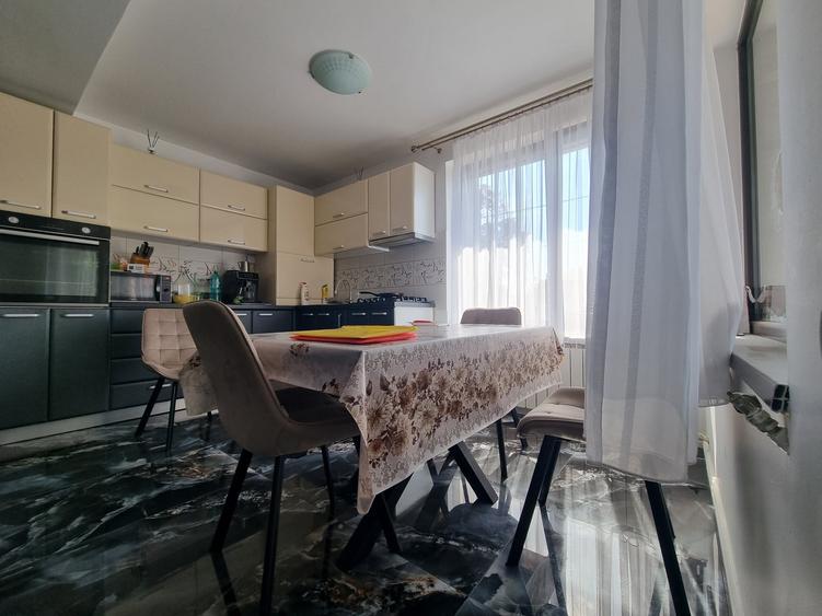 Casă individuală cu 8 camere cu Canalizare în CFR