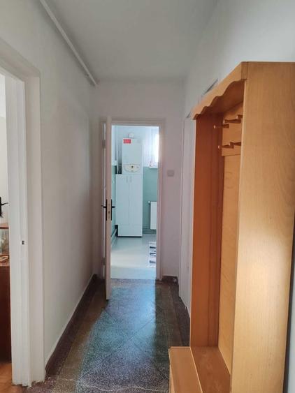 Apartament cu 3 camere decomandat în Astra