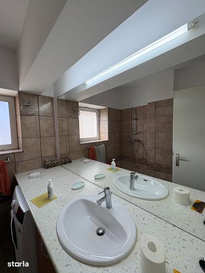 Casă cu 6 camere cu Teren 390 Mp în Tei