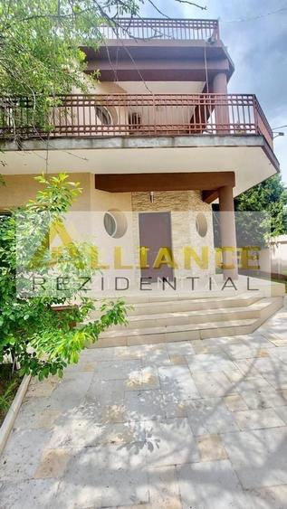 Casă individuală cu 7 camere cu Canalizare în Apărătorii Patriei