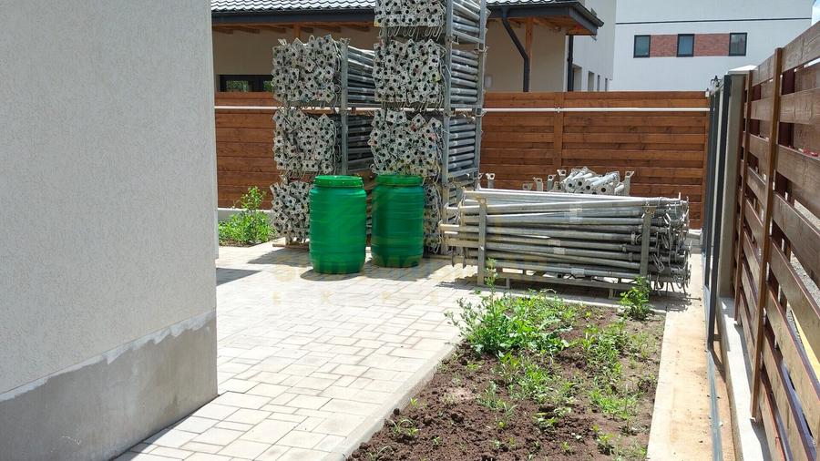 Casă individuală cu 5 camere cu Canalizare în Central