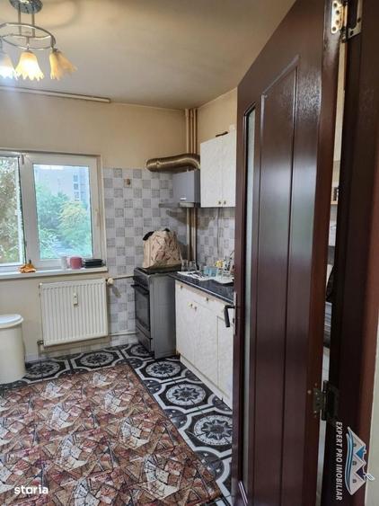 Apartament cu 3 camere decomandat în Drumul Sării