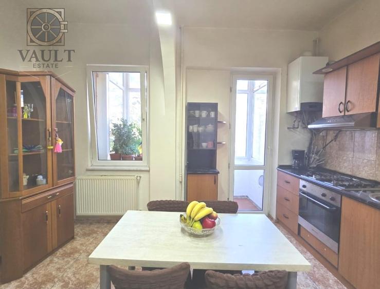 Apartament cu 4 camere semidecomandat, mobilat în P-ța Victoriei