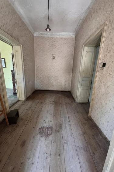 Casă cu 3 camere cu Canalizare în Central
