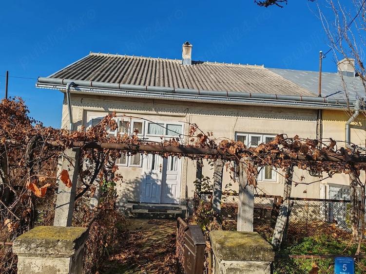 Casă cu 2 camere cu Teren 810 Mp în Leorda