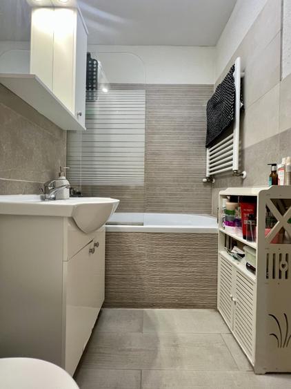 Apartament cu 3 camere semidecomandat, mobilat în UMT