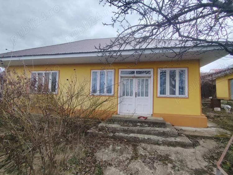 vand casa in centrul satului Stoisesti, com. Banca, jud. Vaslui - 4