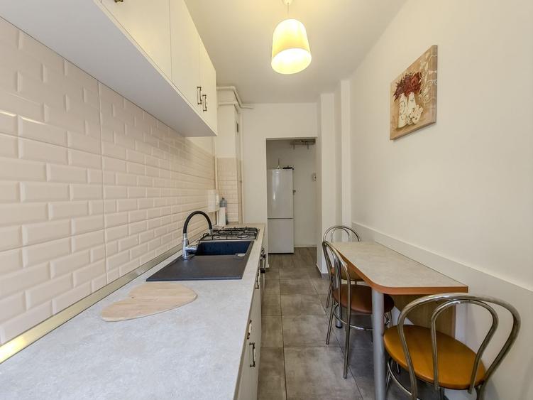 Apartament cu 3 camere decomandat, mobilat în Central