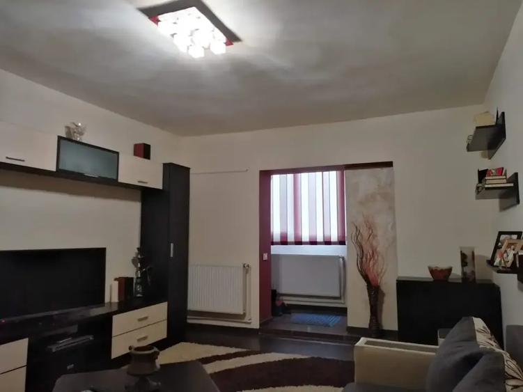Apartament cu 3 camere semidecomandat în Mogoșoaia