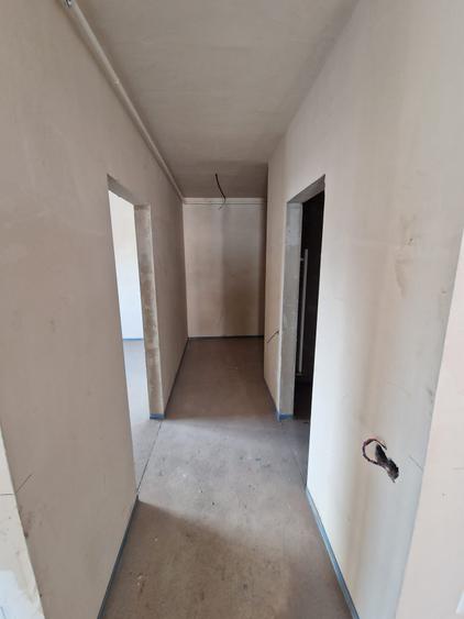 Apartament cu 3 camere semidecomandat în Florești