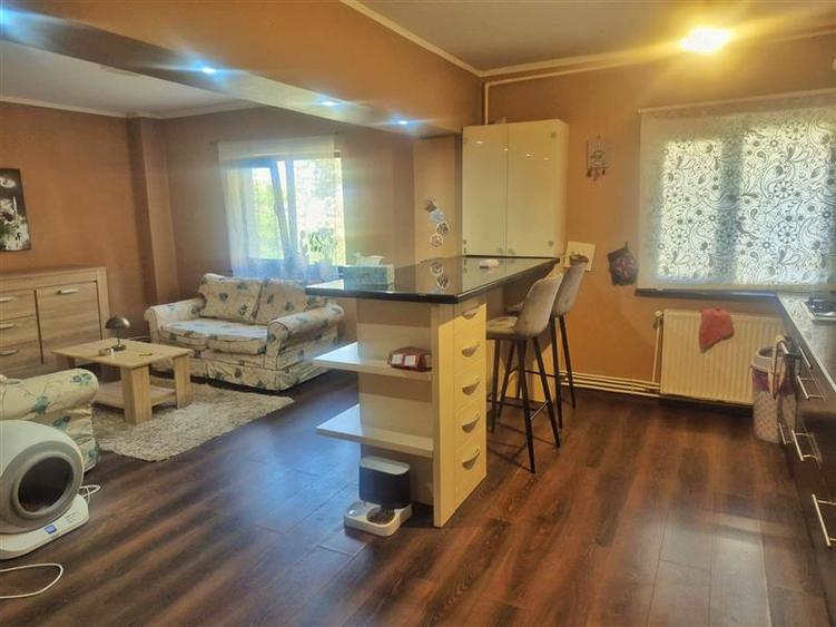 Apartament cu 3 camere decomandat în 9 Mai