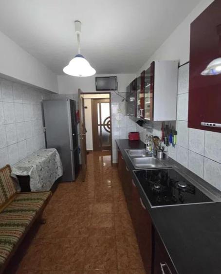 Apartament cu 3 camere decomandat, mobilat în Astra — fotografia 2
