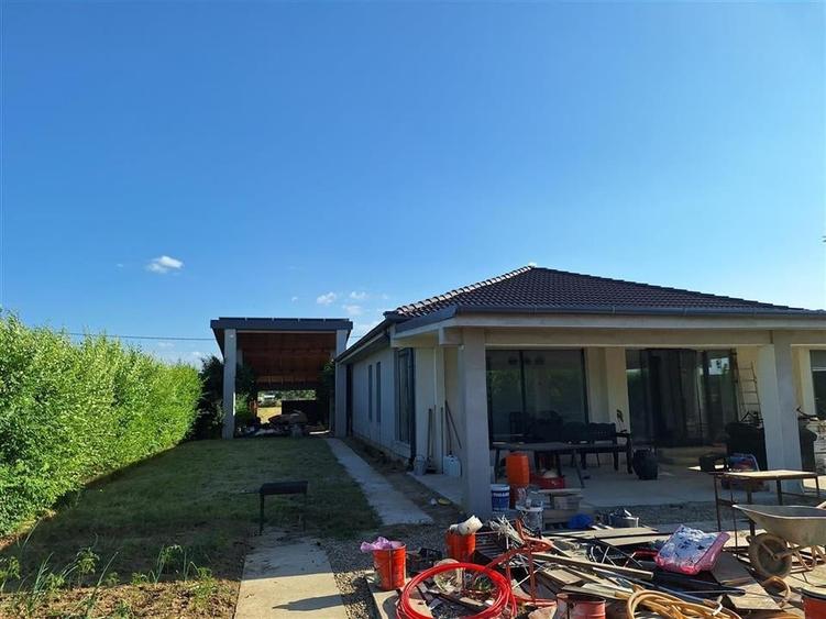 Casă individuală cu 4 camere cu Teren 1300 Mp în Alparea