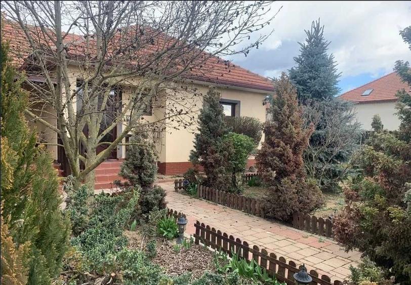 Casă cu 3 camere în Lazuri