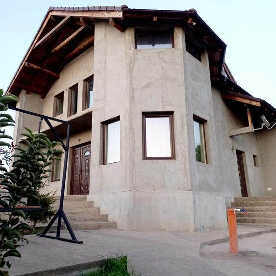 Casă cu 4 camere în Satu Nou