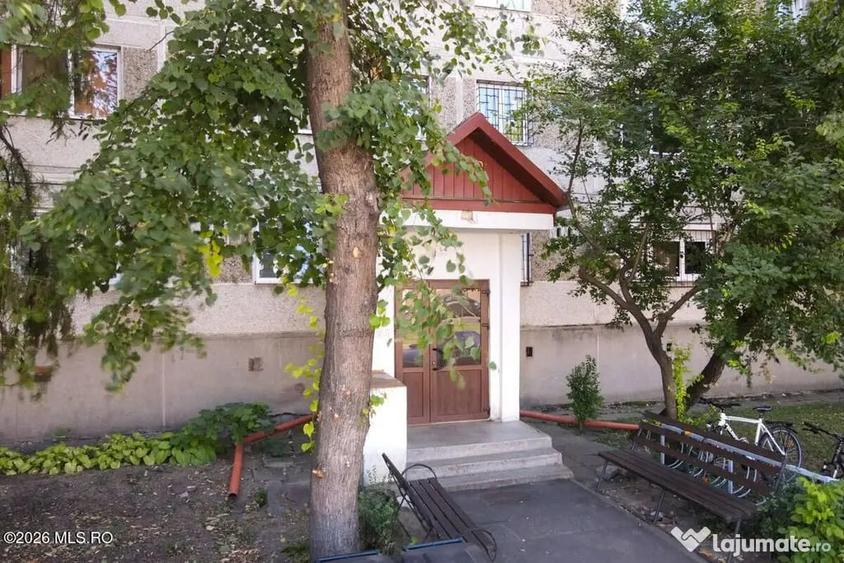 Apartament cu 4 camere semidecomandat în Cetății