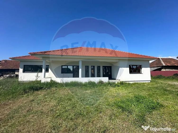 Casă cu 4 camere cu Teren 718 Mp în Lăpuș