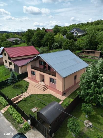 Casă cu 3 camere în Uricani