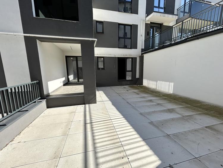 Apartament cu 4 camere semidecomandat în Florești