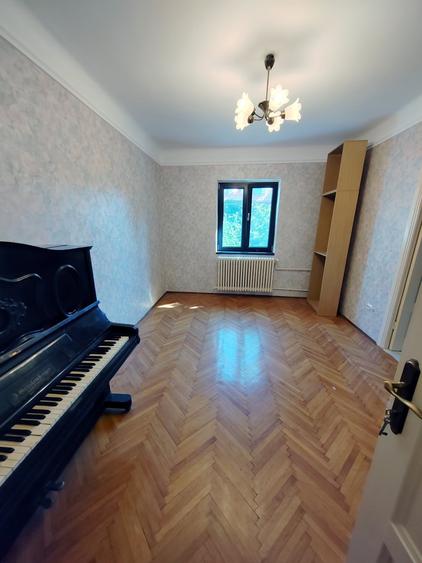 Casă individuală cu 7 camere cu Garaj în Lacul Tei