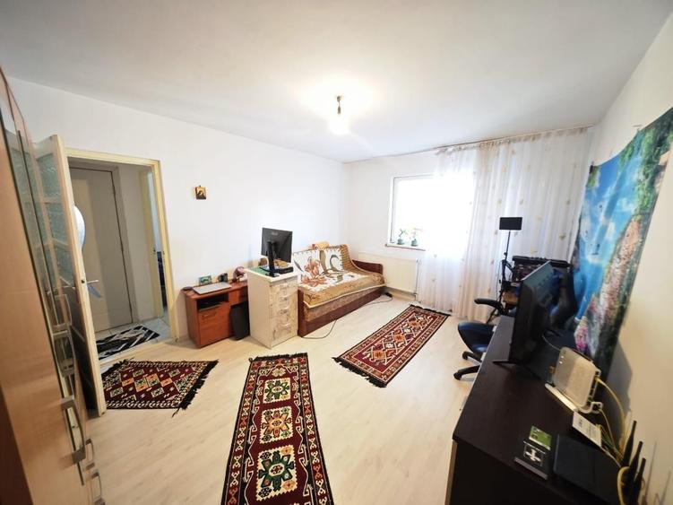 Apartament cu 2 camere semidecomandat în 13 Decembrie