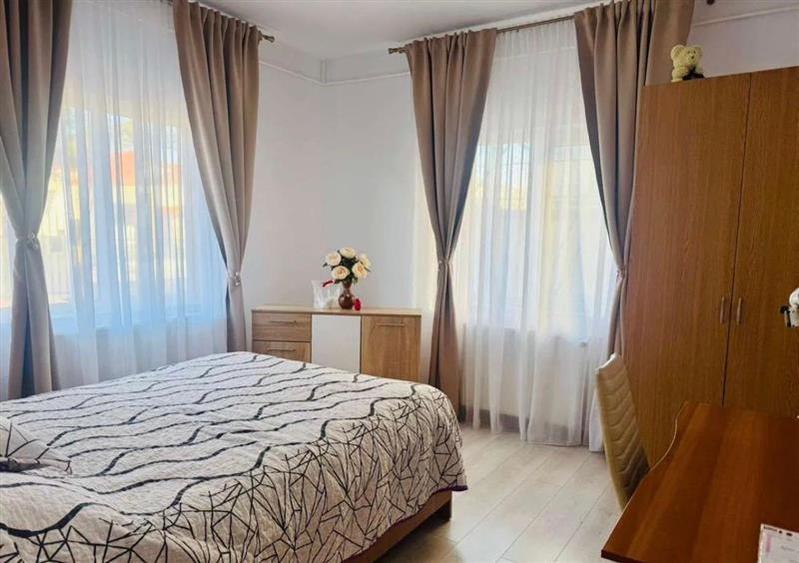 Casă cu 10 camere cu Canalizare în Est