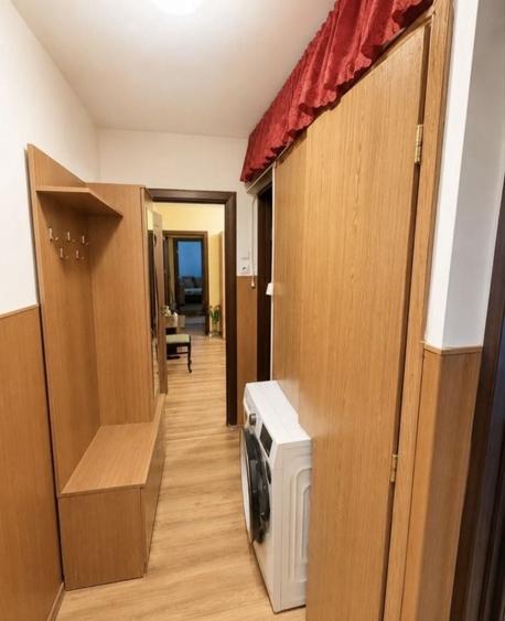 Apartament cu 3 camere semidecomandat în Craiovița Nouă