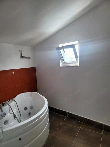 Casă cu 4 camere cu Teren 100 Mp în Centru Civic