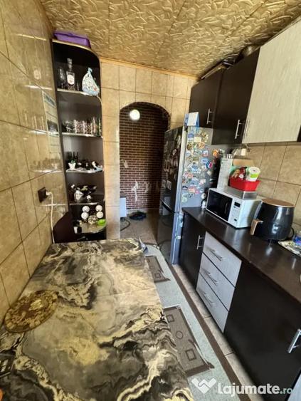 Apartament cu 3 camere semidecomandat în Craiovița Nouă