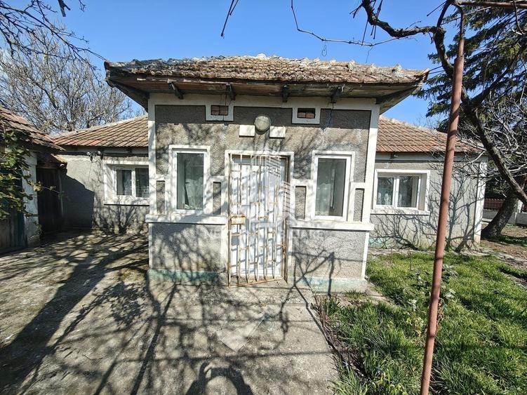 Casă individuală cu 4 camere cu Canalizare în Vest