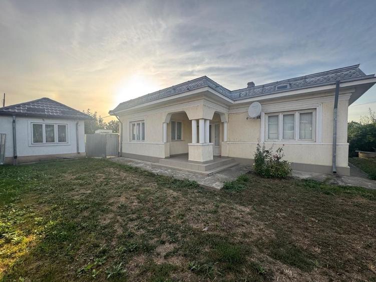 Casă cu 4 camere decomandat în Central