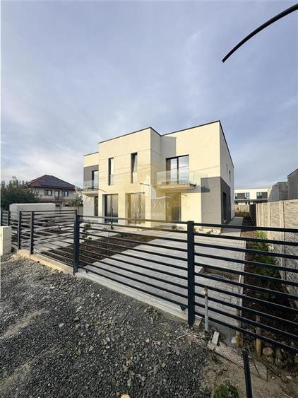Casă cu 4 camere cu Teren 400 Mp în Dumbrăvița