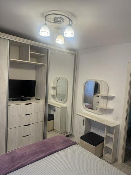 Apartament cu 3 camere semidecomandat în Constructorilor