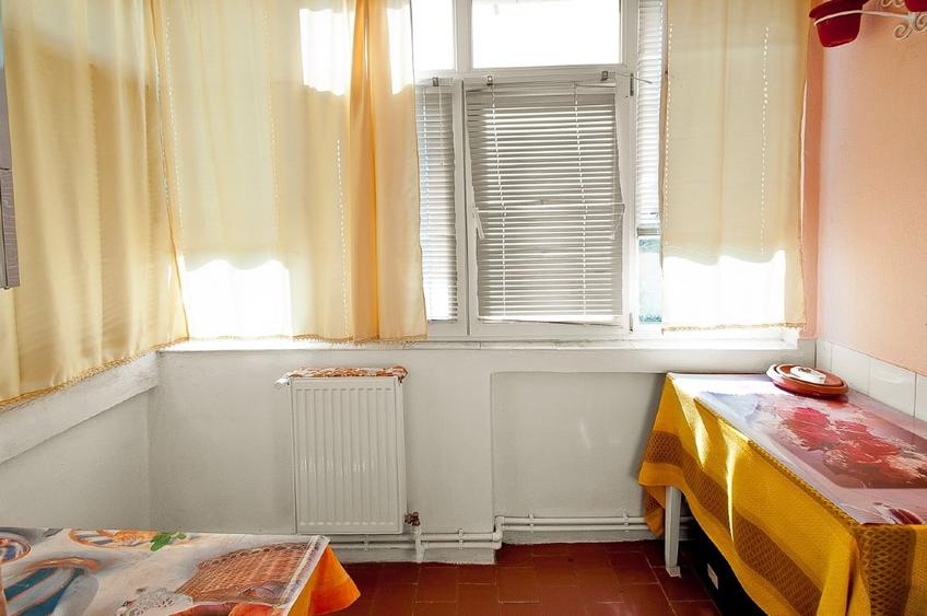 Apartament cu 2 camere decomandat, mobilat în
