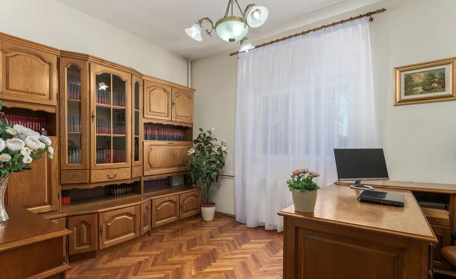 Casă individuală cu 9 camere cu Canalizare în Parcul Circului