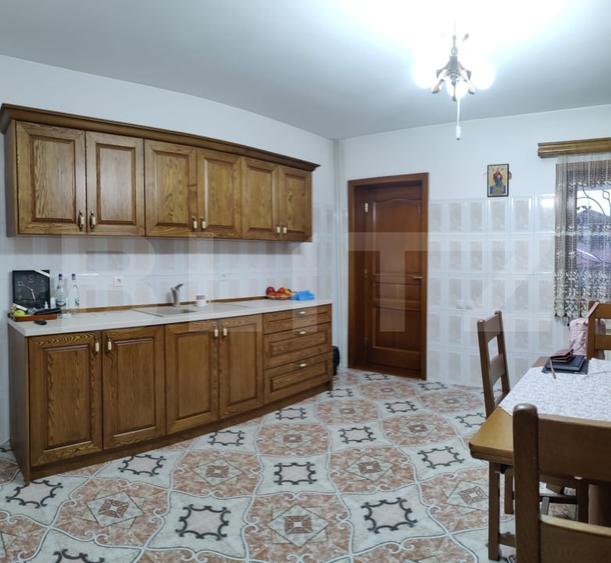 Casă individuală cu 10 camere cu Canalizare în Central