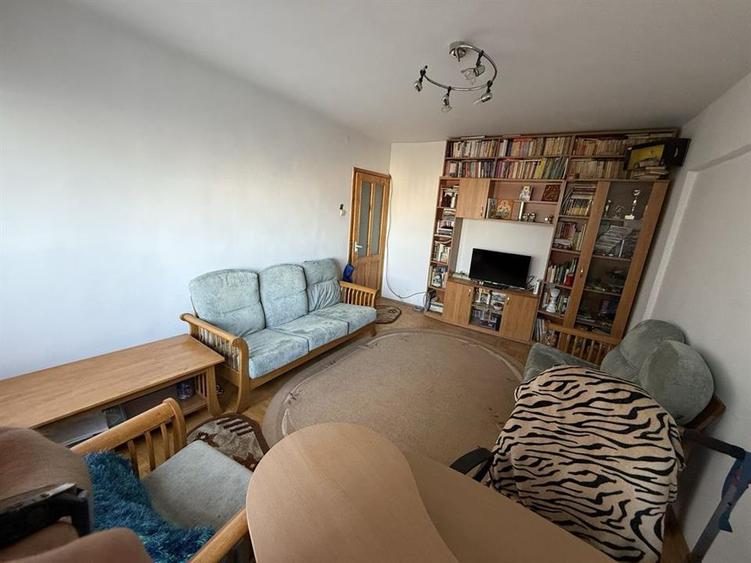 Apartament cu 3 camere decomandat, mobilat în Baza 3