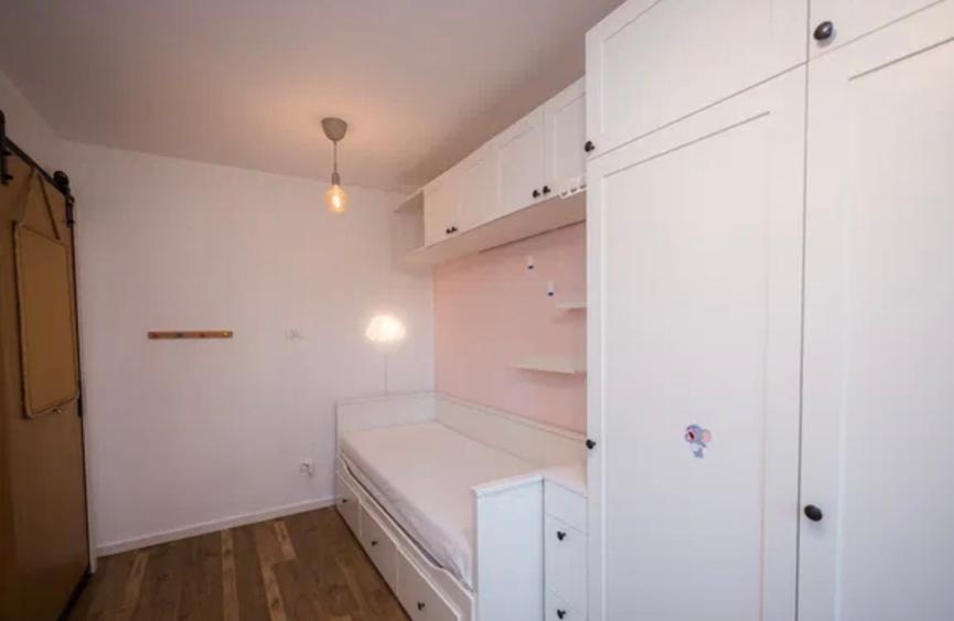 Apartament cu 3 camere semidecomandat, mobilat în Costin Georgian