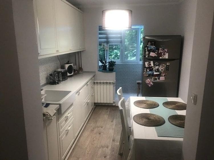 Apartament cu 3 camere semidecomandat, mobilat în Rahova