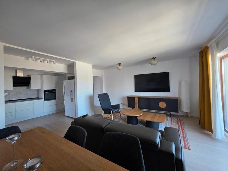 Apartament cu 4 camere decomandat, mobilat în Decebal