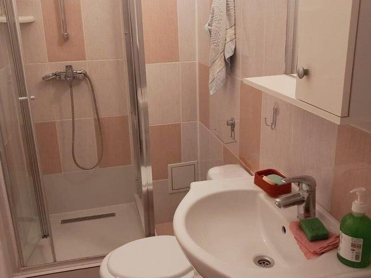 Apartament cu 3 camere semidecomandat, mobilat în Gorjului
