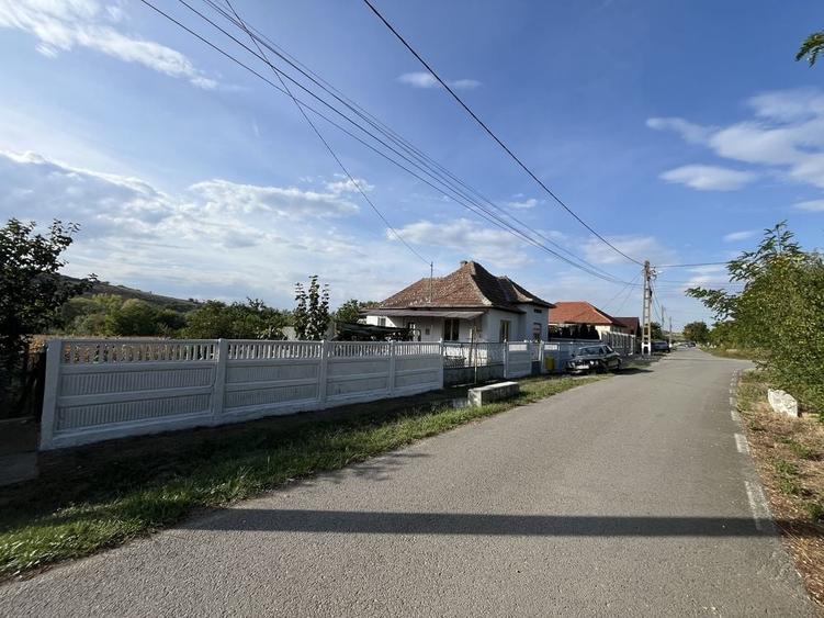 Casă cu 3 camere decomandat în Bogata