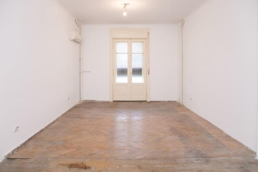 Apartament cu 3 camere circular în P-ța Unirii