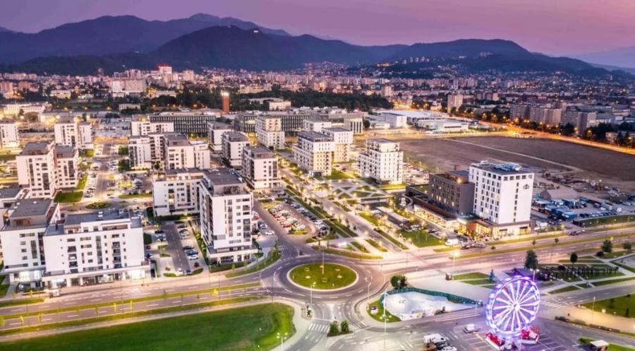 Apartament cu 3 camere decomandat, mobilat în 13 Decembrie