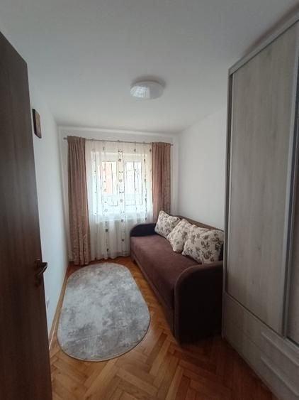 Apartament cu 3 camere decomandat, mobilat în Valea Aurie