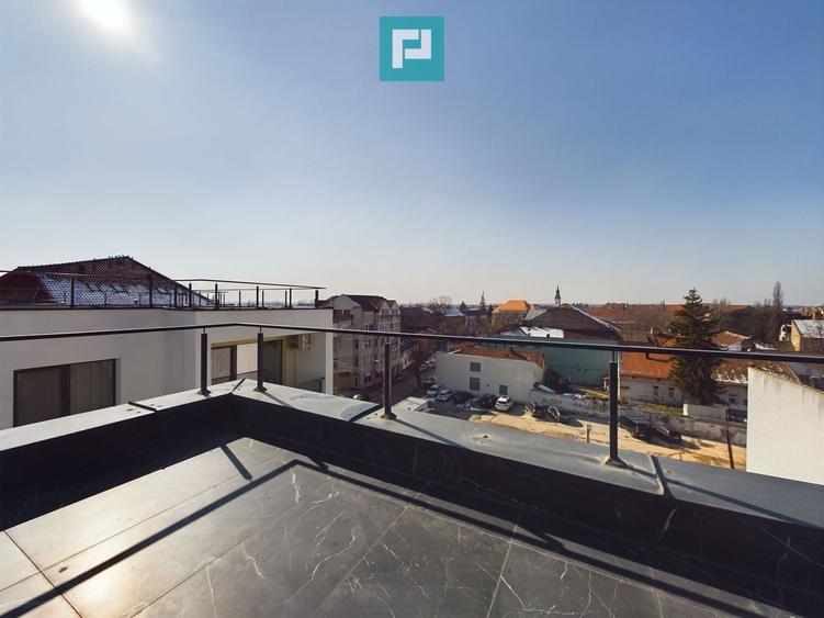 Penthouse cu 3 camere decomandat, mobilat în Central
